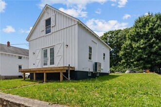 2958 E Main Rd in Portsmouth, RI - Foto de edificio - Building Photo