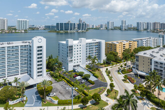 Le Laurier Condominium in Sunny Isles Beach, FL - Foto de edificio - Building Photo