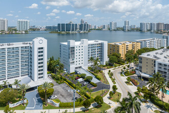 Le Laurier Condominium in Sunny Isles Beach, FL - Building Photo - Building Photo