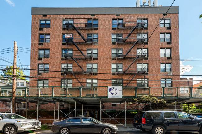 5021 39th Pl in Sunnyside, NY - Foto de edificio - Building Photo