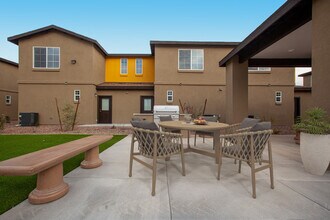San Vicente Townhomes in Phoenix, AZ - Building Photo - Building Photo
