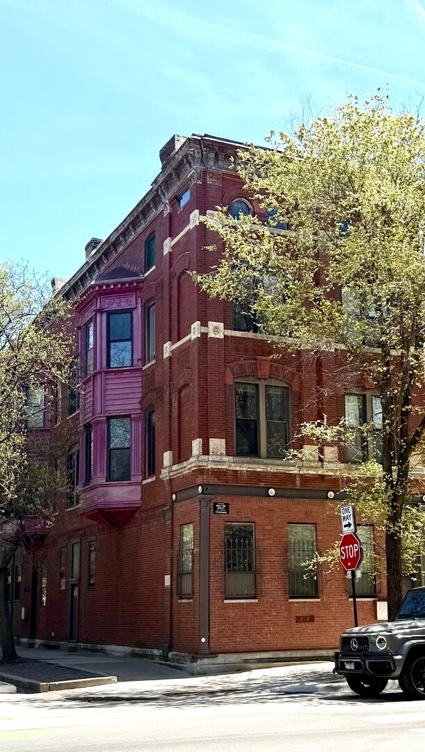 property at 2059 N Sheffield Ave