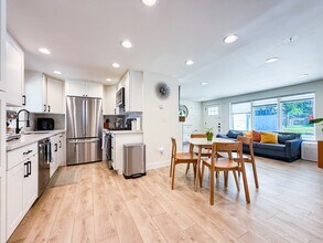 22408 95th Pl W in Edmonds, WA - Building Photo - Building Photo