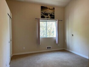 2105 NW Talus Dr in Issaquah, WA - Building Photo - Building Photo
