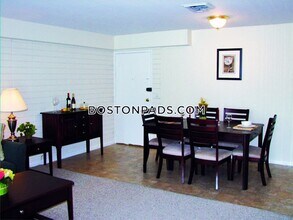 105 Westgate Dr-Unit -8 in Burlington, MA - Foto de edificio - Building Photo