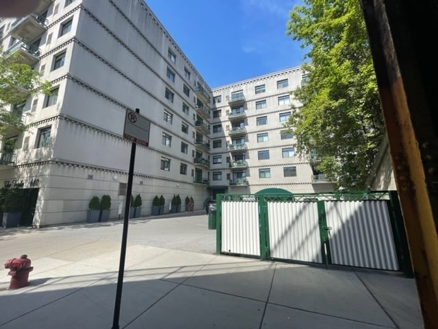 property at 680 N Green St