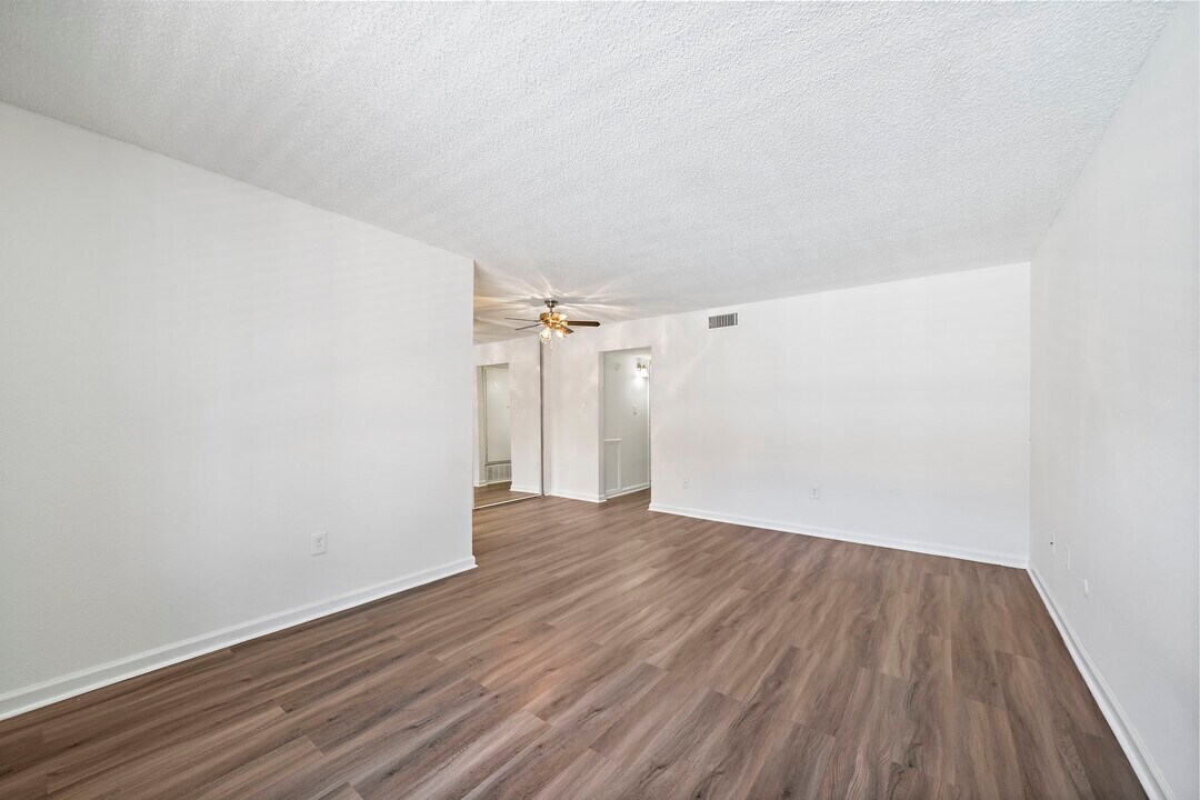 711 Holiday Dr in Galveston, TX - Building Photo