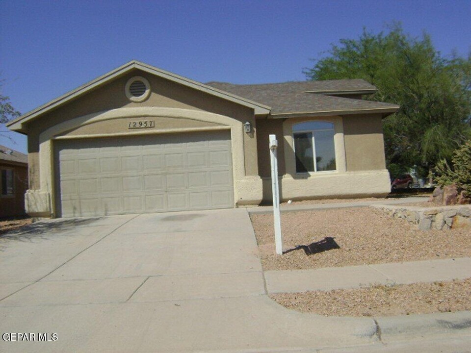 12957 Alfredo Apodaca Dr in El Paso, TX - Foto de edificio