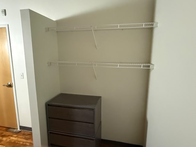 1125 N 9th St, Unit Unit 320 in Milwaukee, WI - Foto de edificio - Building Photo