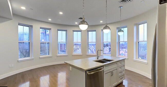 400 McGrath Hwy, Unit 201 in Somerville, MA - Building Photo - Building Photo