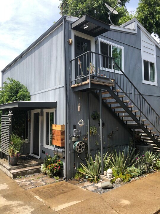 6143 Strickland Ave, Unit 2 in Los Angeles, CA - Foto de edificio