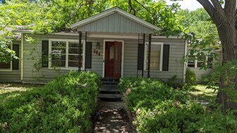 304 Linda Dr in San Marcos, TX - Building Photo
