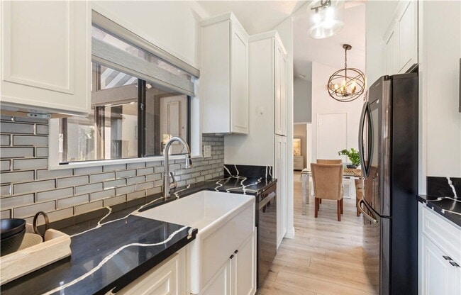 2528 W MacArthur Blvd in Santa Ana, CA - Building Photo - Building Photo