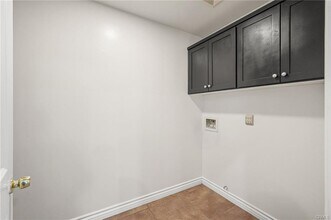 10235 Independence Ave in Los Angeles, CA - Building Photo - Building Photo