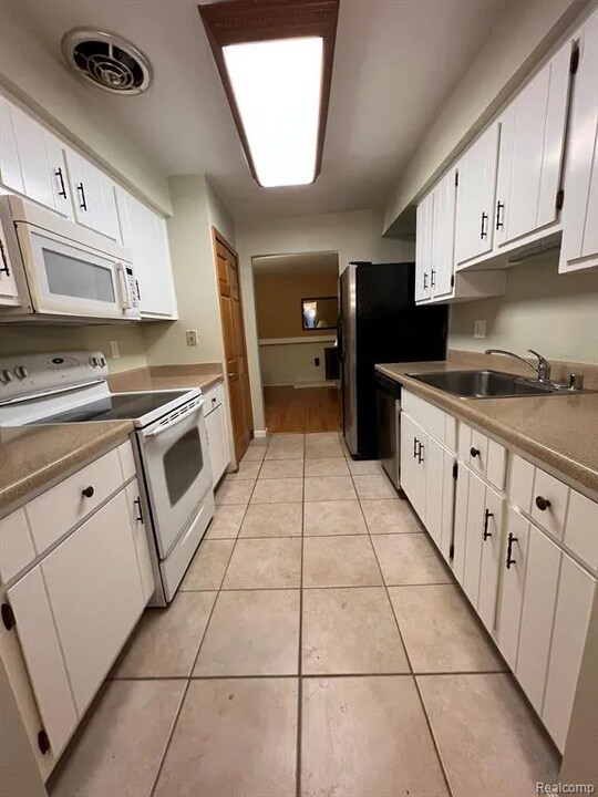 1992 Seabright Ct in Royal Oak, MI - Building Photo