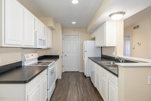 Mallard Pond Apartments & Condos in Howell, MI - Building Photo