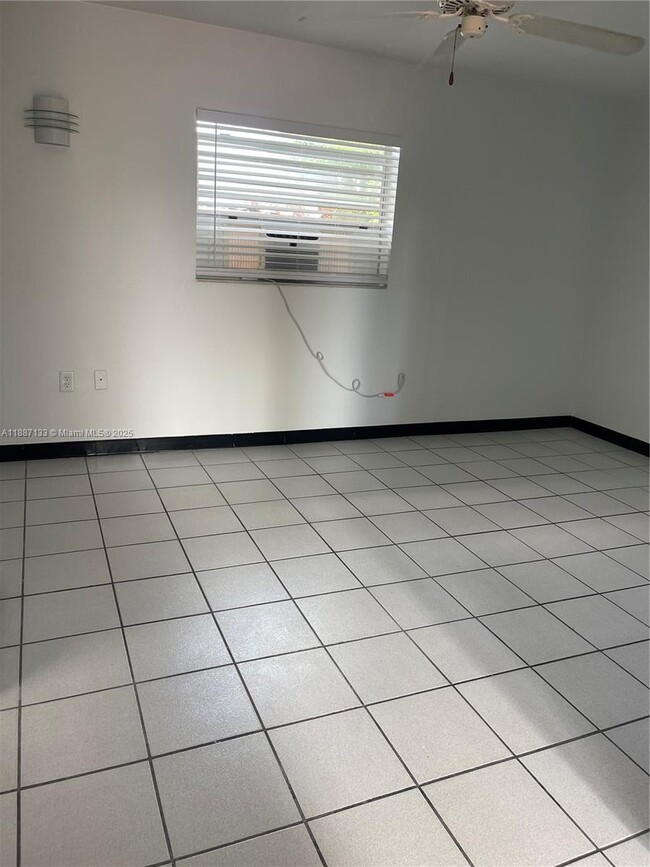 10315 SW 35th St in Miami, FL - Foto de edificio - Building Photo