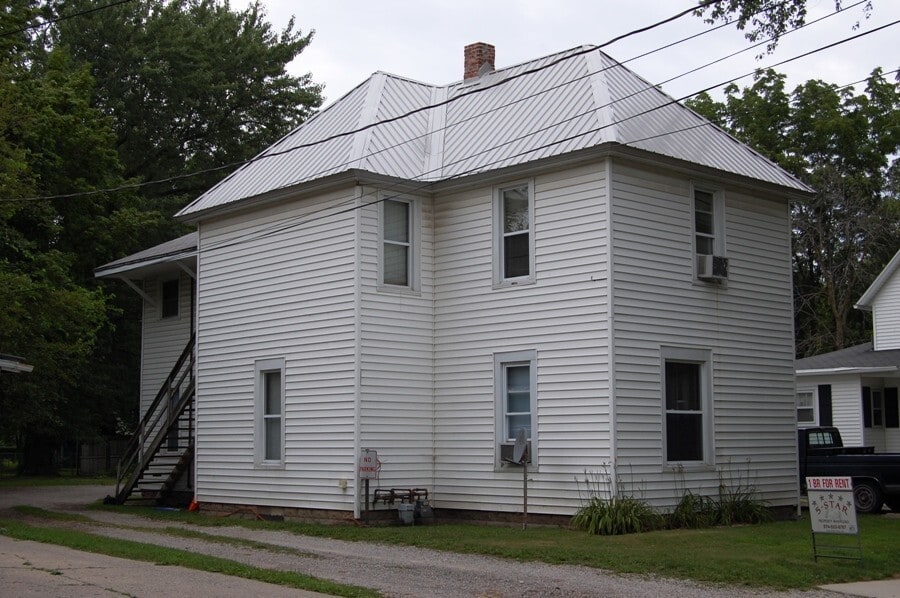 521 Dewey Ave in Goshen, IN - Building Photo