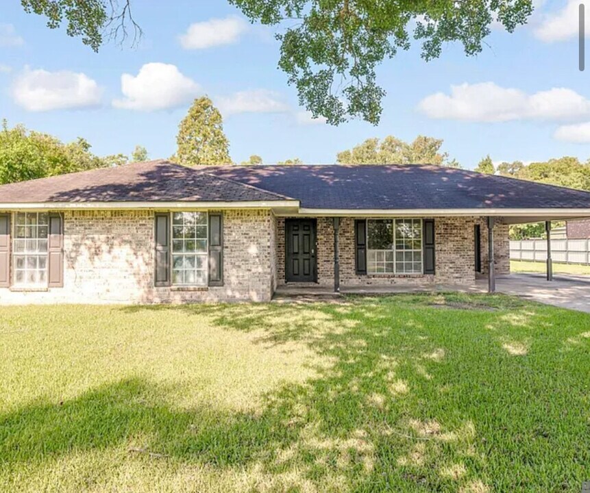 37520 Butz Rd in White Castle, LA - Building Photo