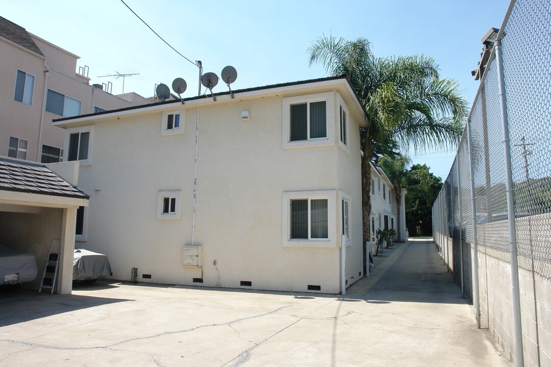 14701 Dickens St in Sherman Oaks, CA - Building Photo