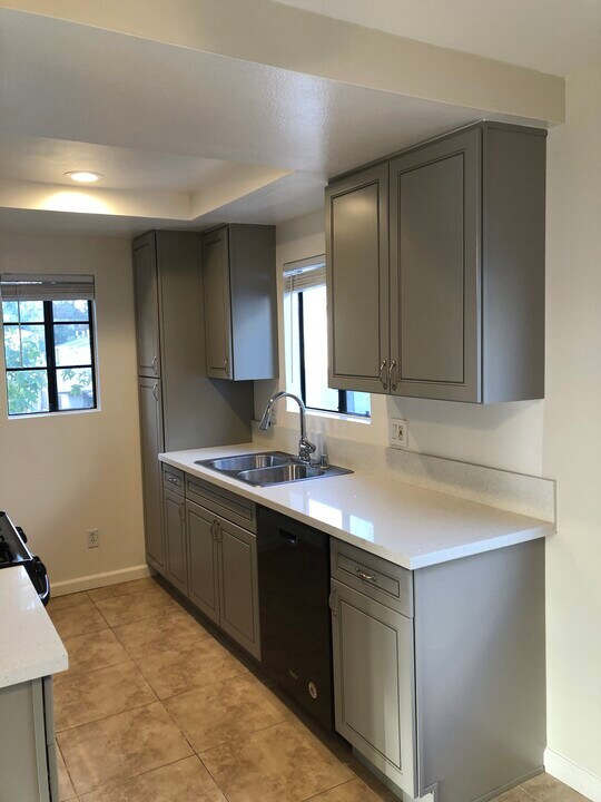 500 S 3rd St in Burbank, CA - Building Photo