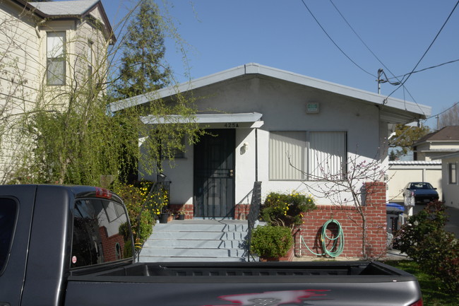 425-B Taylor Ave in Alameda, CA - Building Photo - Building Photo