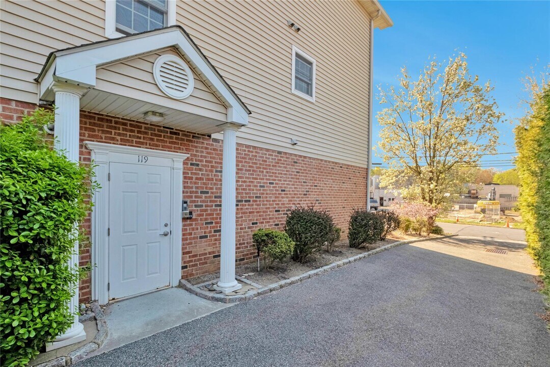 119 Montgomery Ave in Scarsdale, NY - Building Photo