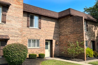 Crestbrook Apartments & Townhomes in Crescent Springs, KY - Building Photo - Building Photo
