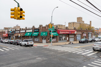 135-01 35th Ave in Flushing, NY - Foto de edificio - Building Photo