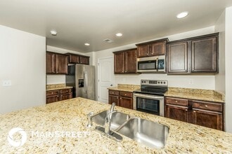 925 Hawthorn Ln in Odenville, AL - Foto de edificio - Building Photo