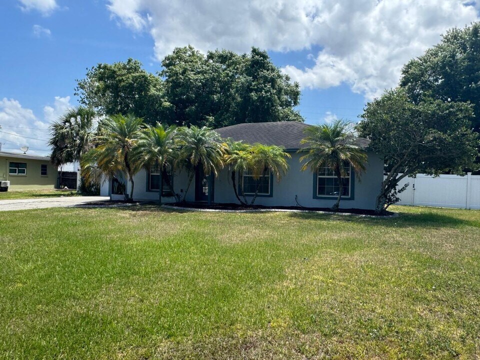 418 Poinciana Cir in Kissimmee, FL - Building Photo