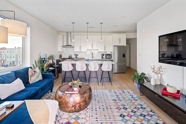 946 Saratoga St, Unit 302 in Boston, MA - Building Photo - Building Photo