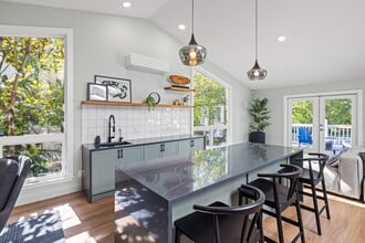 2000 Lake Washington Apartments in Renton, WA - Building Photo - Building Photo