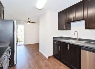 Brookwood Apartments in Hillsboro, OR - Foto de edificio - Building Photo