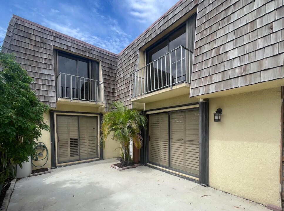 65 Lake Arbor Dr in Palm Springs, FL - Building Photo