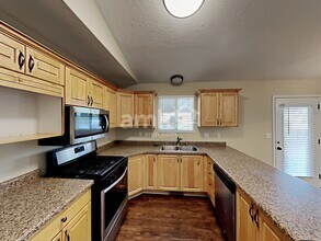 2277 Allison Way in Syracuse, UT - Foto de edificio - Building Photo