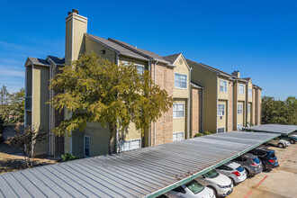 Oaks on the Ridge in Irving, TX - Building Photo - Primary Photo