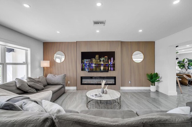 1255 NE 199th St in Miami, FL - Building Photo - Building Photo