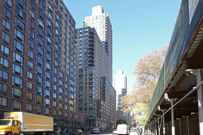 West End Towers in New York, NY - Foto de edificio - Building Photo