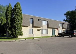 Young America Apartments in Norwood Young America, MN - Foto de edificio - Building Photo
