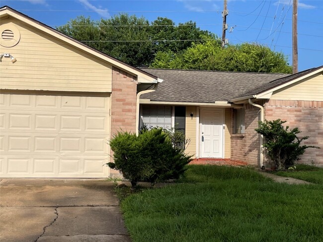 1011 E Brompton Dr in Pearland, TX - Building Photo - Building Photo