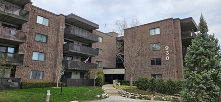 930 Taylor Dr, Unit 208 in Gurnee, IL - Building Photo - Building Photo