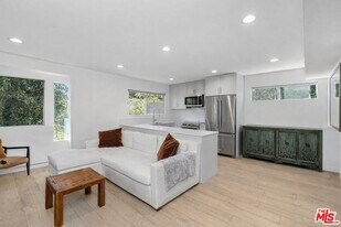 2147 Beachwood Dr in Los Angeles, CA - Building Photo