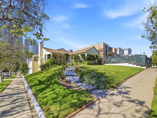 10537 Rochester Ave in Los Angeles, CA - Building Photo - Building Photo