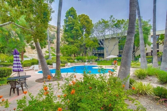 6202 Friars Rd, Unit 302 in San Diego, CA - Foto de edificio - Building Photo