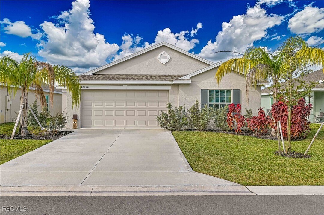 12152 Amber Waves Rd in Lehigh Acres, FL - Building Photo