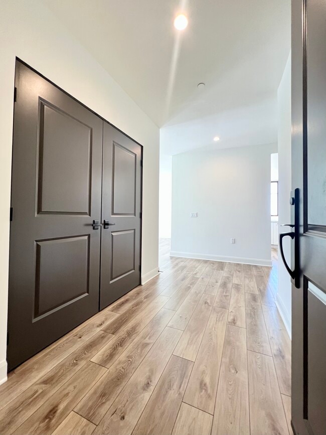 859 S Lucerne Blvd, Unit PH #2 in Los Angeles, CA - Foto de edificio - Building Photo