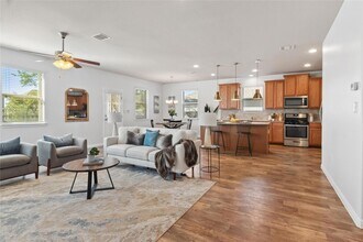 208 Callahan Ln in Leander, TX - Foto de edificio - Building Photo