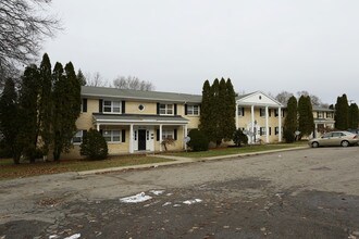 Hillcrest Apartments in Wyoming, MI - Building Photo - Building Photo