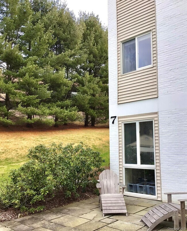 7 Carroll Blvd in Millbrook, NY - Building Photo - Building Photo